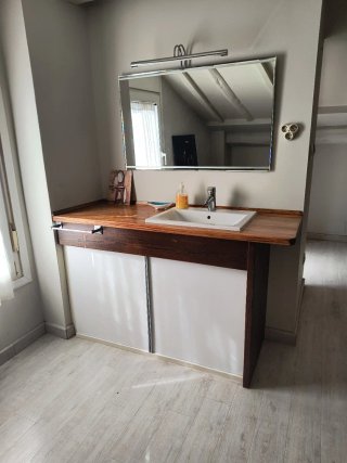 Mueble de baño con lavabo. Espejo opcional.