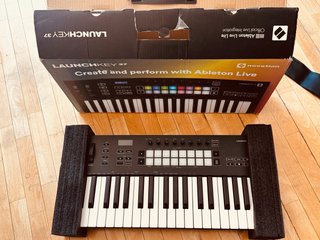 Teclado Controlador Novation Launchkey 37