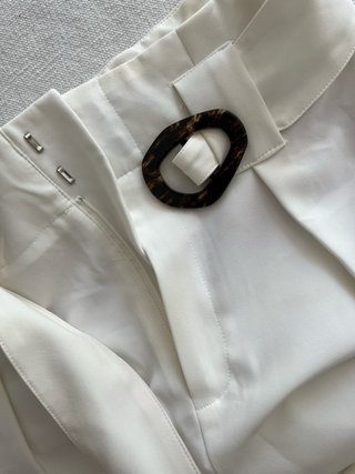 Pantalón blanco con cinturón marrón