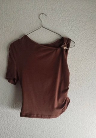Top marrón elegante con detalle metálico