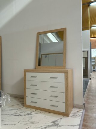 Cómoda Blanca y Roble con Espejo.