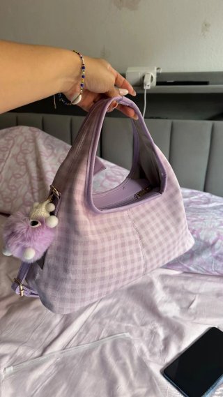 Bolso de mano morado con estampado