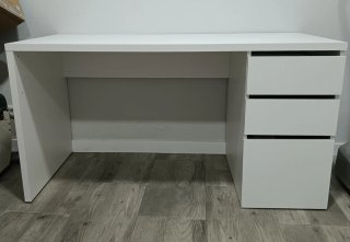 Escritorio blanco con cajones