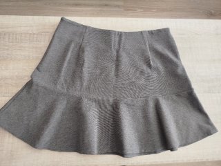 Falda corta gris mujer