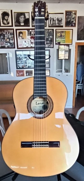 GUITARRA  ARTESANA  CARLOS  LORA