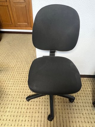 Silla de oficina con ruedas negra