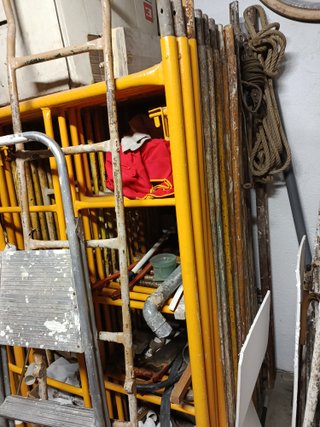 Lote de Andamios y Herramientas de Construcción