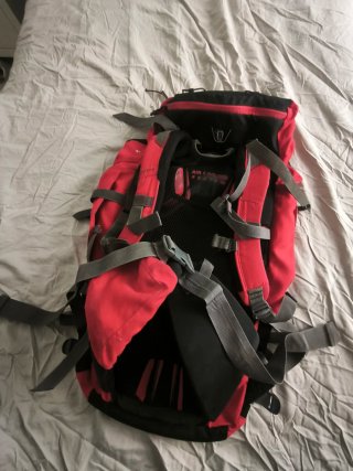 Mochila de viaje negra y roja