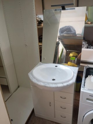 Lavamanos con mueble y espejo y luz led