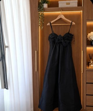 Vestido de fiesta negro y chaqueta rosa