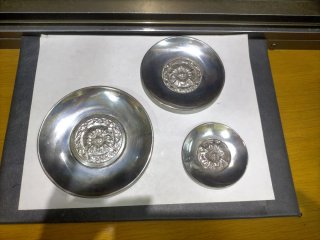 Piatti in argento con design floreale