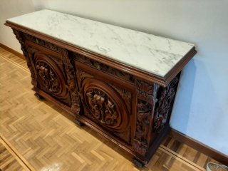 Mueble antiguo de madera con encimera de mármol.