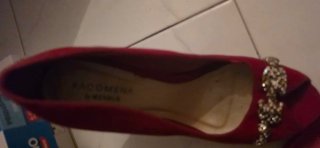 Zapatos rojos de tacón con pedrería