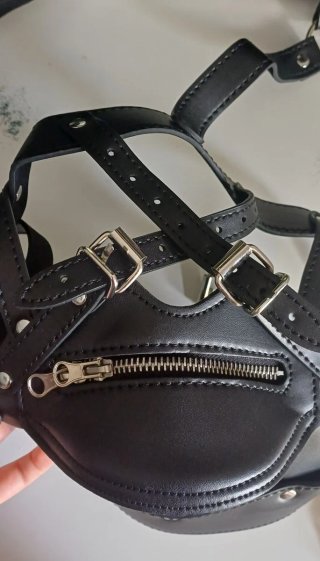 Maschera cosplay nera con zip e dettagli metallici