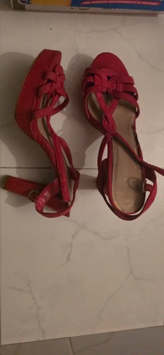 Zapatos de tacón rojos
