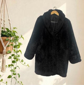 Talla 48 (XL/XXL) Abrigo negro de pelo sintético.