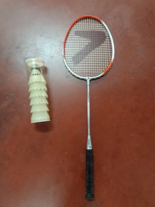 RAQUETA BÁDMINTON CON 6 VOLANTES