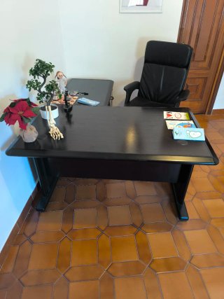 Mesa de oficina y silla negra
