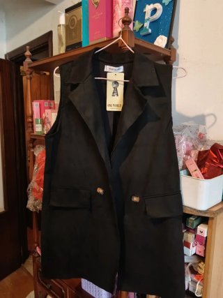 Chaleco negro terciopelo ONE WORLDera de 17.95