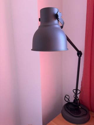 Flexo Ikea Hektar con cargador inalámbrico