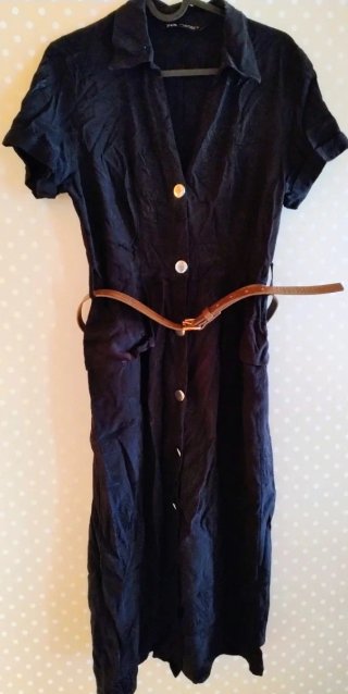 Vestido camisero negro con cinturón