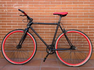 Bicicleta urbana fixie negra