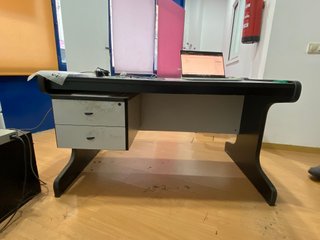 Mesa de oficina blanca con 2 cajones