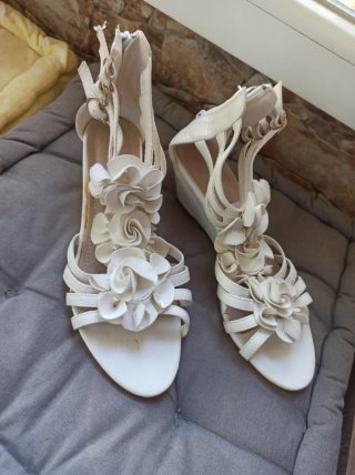 Sandalias blancas de verano con flores
