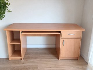 Escritorio de madera con cajón y estantes