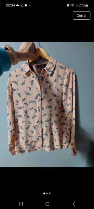 Blusa rosa con estampado de mariposas