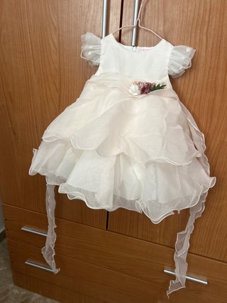 Vestido blanco de fiesta con volantes
