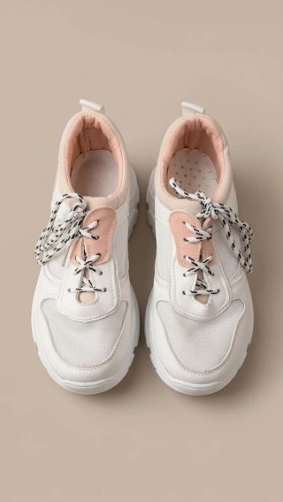 Zapatillas blancas y rosas
