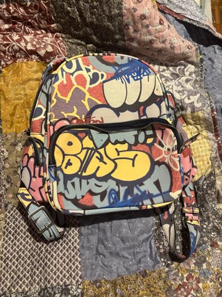 Mochila Parfois estampado graffiti multicolor