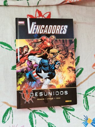 Los Vengadores Desunidos. Deluxe. Panini.