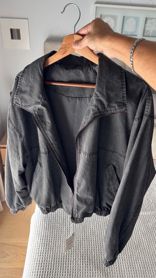 Chaqueta bomber cropped gris Zara