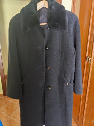 Cappotto grigio scuro con collo in pelliccia