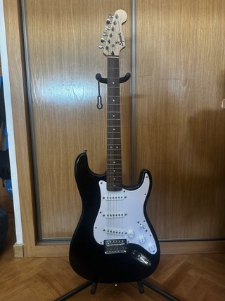 Guitarra Eléctrica Squier Stratocaster Negra Pack