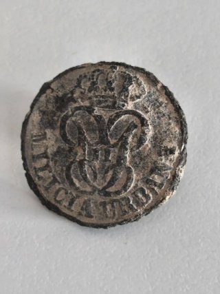 Botón antiguo con corona y monograma