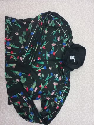 Chaqueta adidas con estampado floral