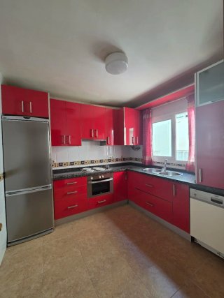 Muebles de cocina rojos y encimera mármol