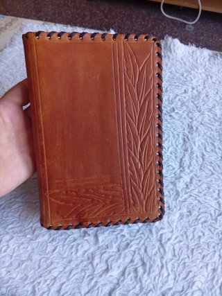 Funda de cuero para libro artesanal