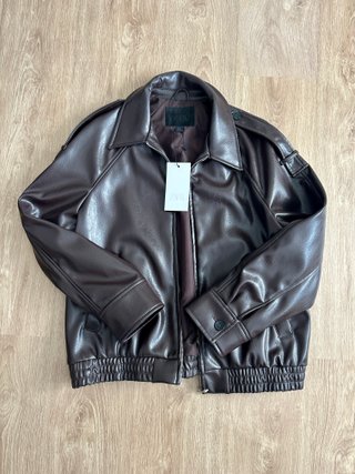 Cazadora efecto piel Zara oversize S