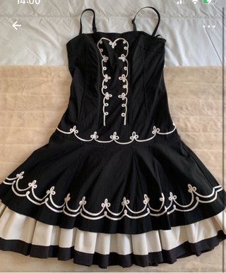 Vestido corto negro con detalles blancos