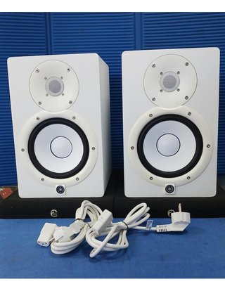 PAR MONITORES ESTUDIO YAMAHA HS7 BLANCOS CON BASE ESPONJA