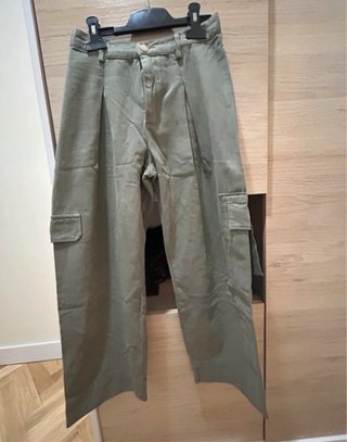 Pantalón cargo verde niña. Talla 10. 140 cm
