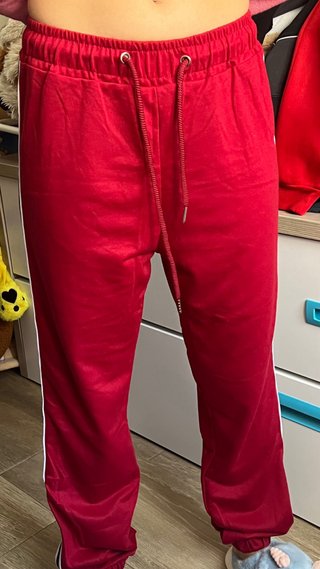 Pantalones de chándal rojos con línea lateral