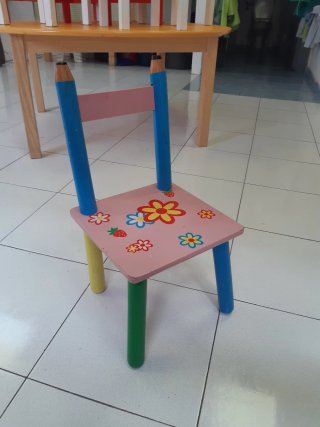 Silla Infantil de Madera con Motivos Florales