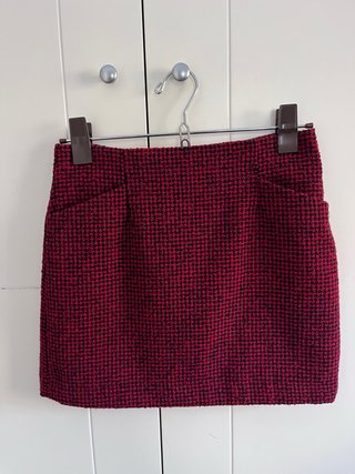 Falda corta pata de gallo roja y negra