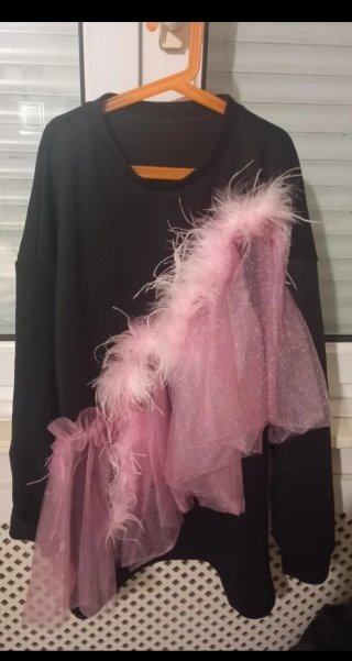 Sudadera negra con detalle de tul y plumas