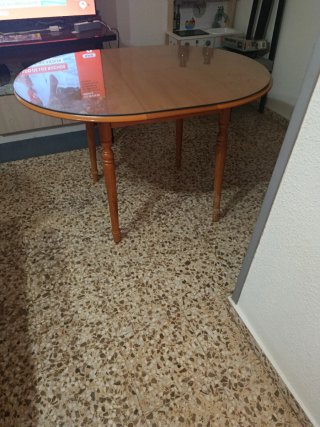 Mesa de comedor redonda de madera y cristal